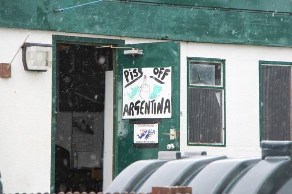 Mensagem contra argentinos em Port Stanley, capital de Falkland (foto de Mitch Jasechko)